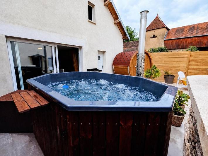 Location de vacances pour 6 personnes, avec Jacuzzi et Terrasse ainsi que Jardin et Sauna à Ray-sur-Saône