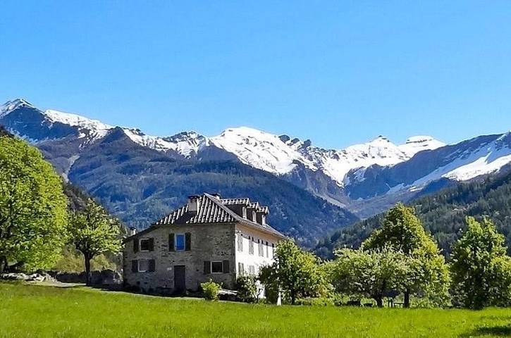 Location de vacances pour 3 personnes, avec vue ainsi que terrasse et jardin à Colmars - 2