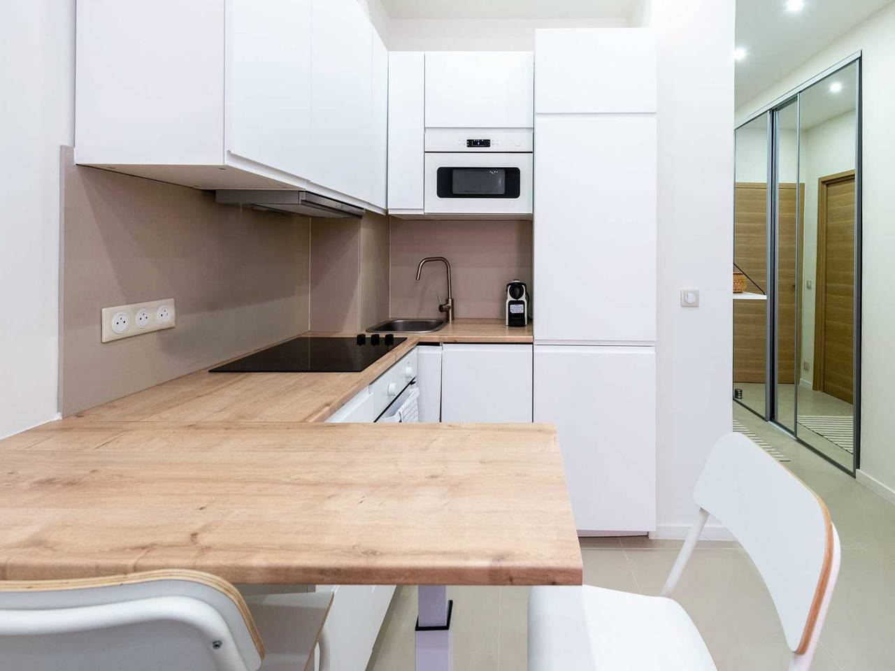 Entire apartment, Modern apartment -1Bdr/4P - 300m from the Beach in Juan-les-Pins, Antibes