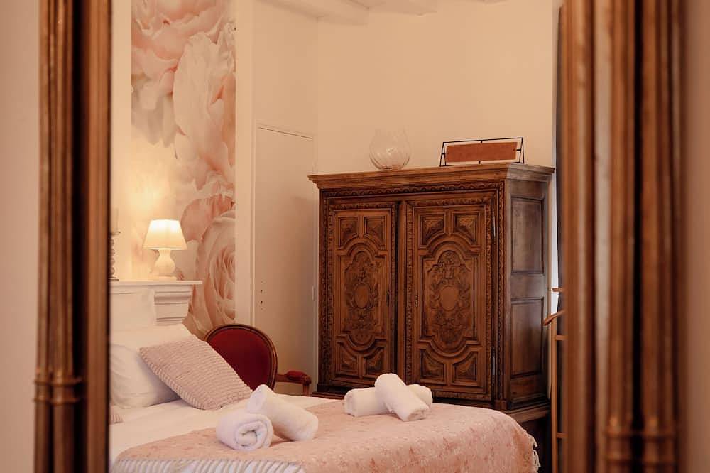 Chambre double Claude Monet dans dépendance du Château avec vue sur la Loire in Brissac-Loire-Aubance, Vallée de la Loire