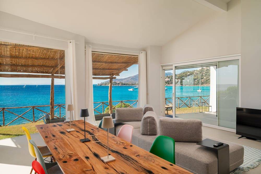 Villa Jovis:  Meeresfront, Meerzugang, Pool in Torre delle Stelle, Maracalagonis