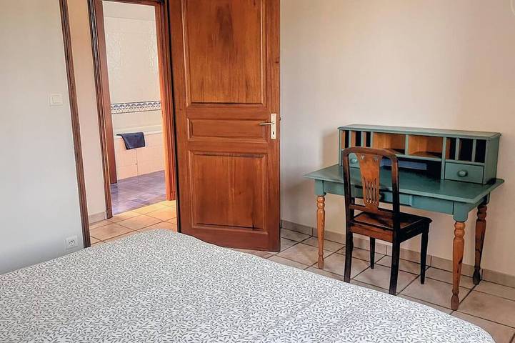 Gîte pour 6 personnes, avec piscine et jardin à Saint-Haon-le-Vieux - 4