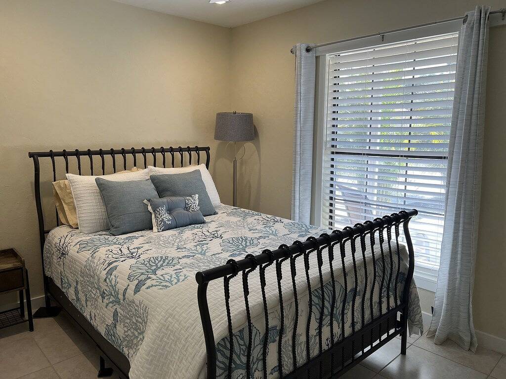 Lakeview Seashell 2Br Cottage, Pets Welcome! Sleeps 4 in Bonita Springs, Southwest Florida