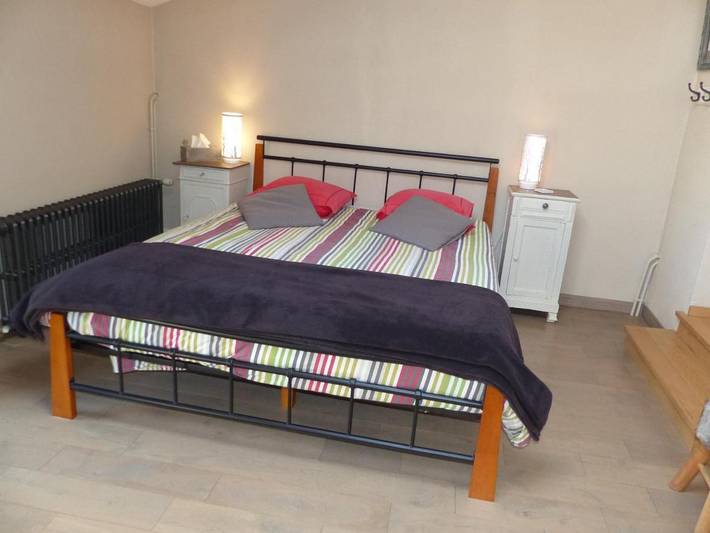 Gîte pour 2 personnes, avec vue ainsi que jardin et piscine à Iguerande - 2