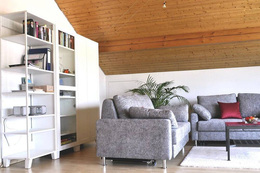 Ganze Wohnung, Ferienwohnung mit Balkon und herrlichem Ausblick.\nsonnige, ruhige Ortsrandlage in Gomadingen, Neckar-Alb