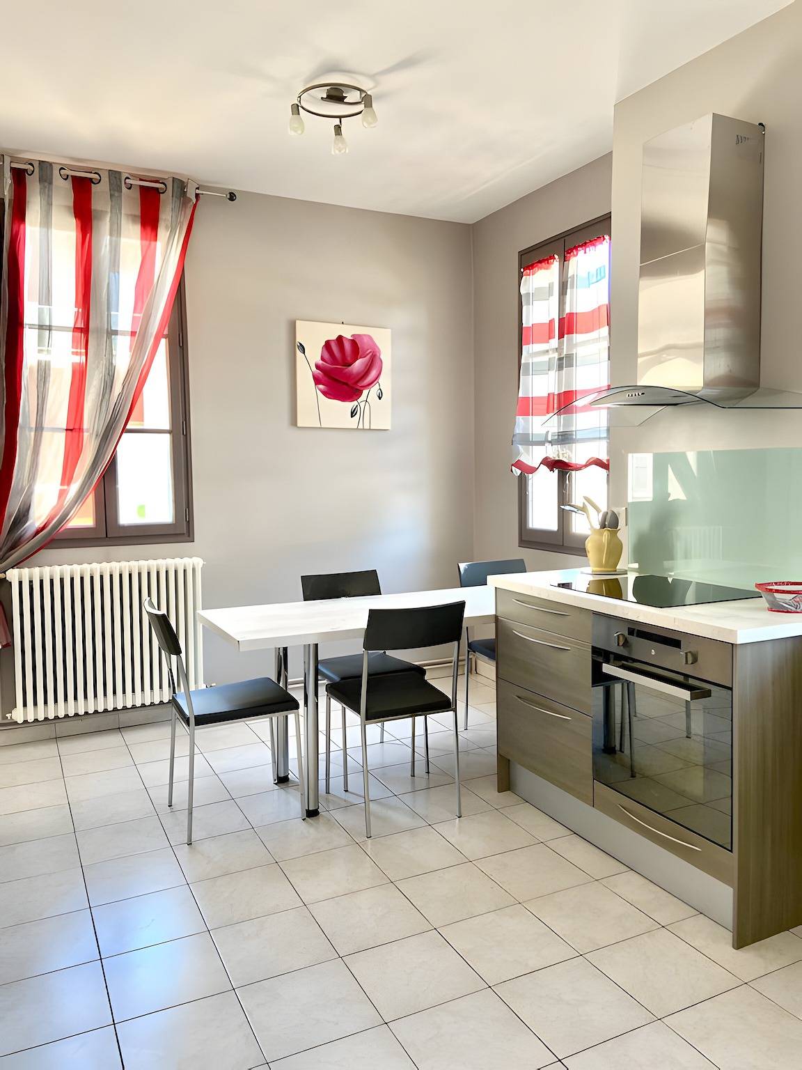 Entire apartment, Apartment 'La Tourelle Des Cordeliers' with Private Terrace, Shared Garden and Wi-Fi in Loches, Loches region