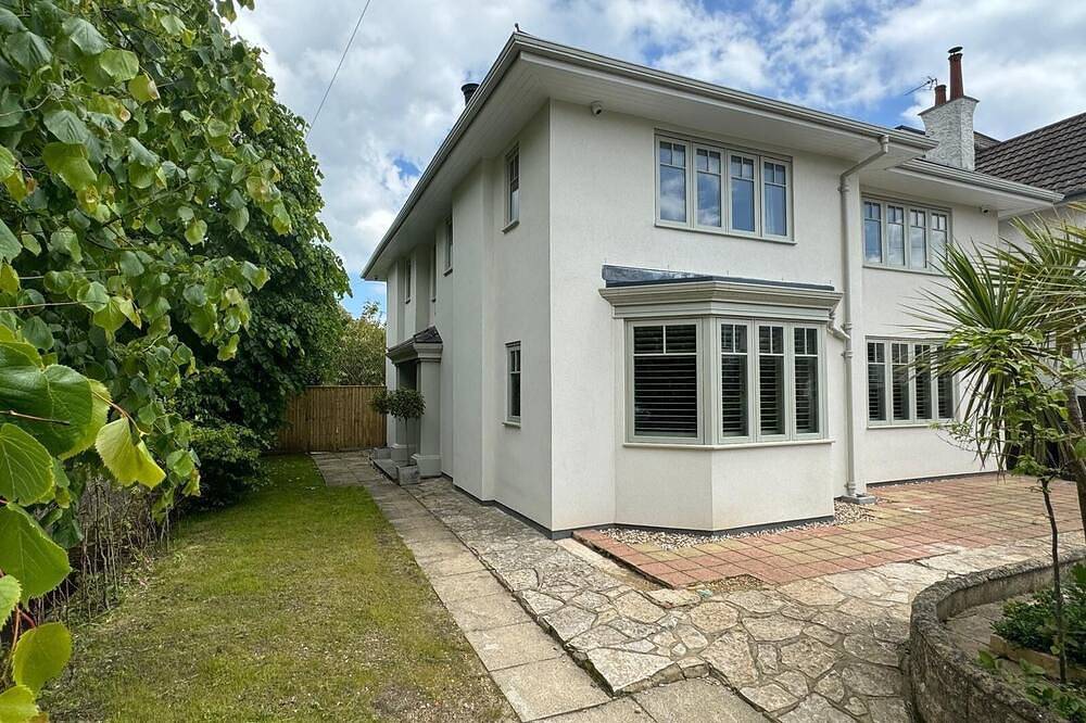 Holiday Home for 10 People in Boscombe, Christchurch