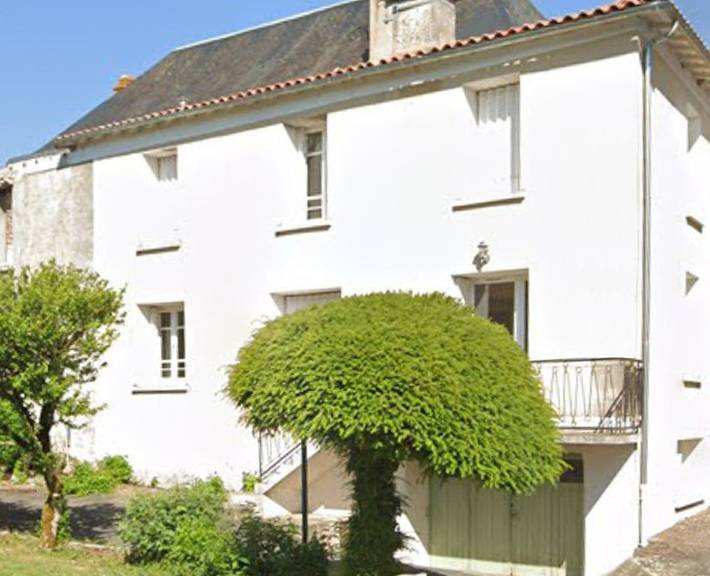 Gîte pour 6 personnes, avec jardin et balcon, adapté aux familles à Château-Garnier