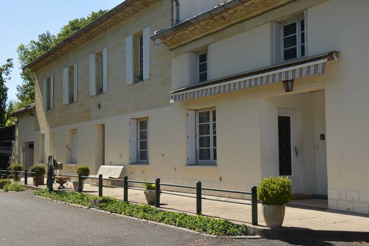 Gîte pour 8 personnes, avec terrasse et jardin à Vignonet