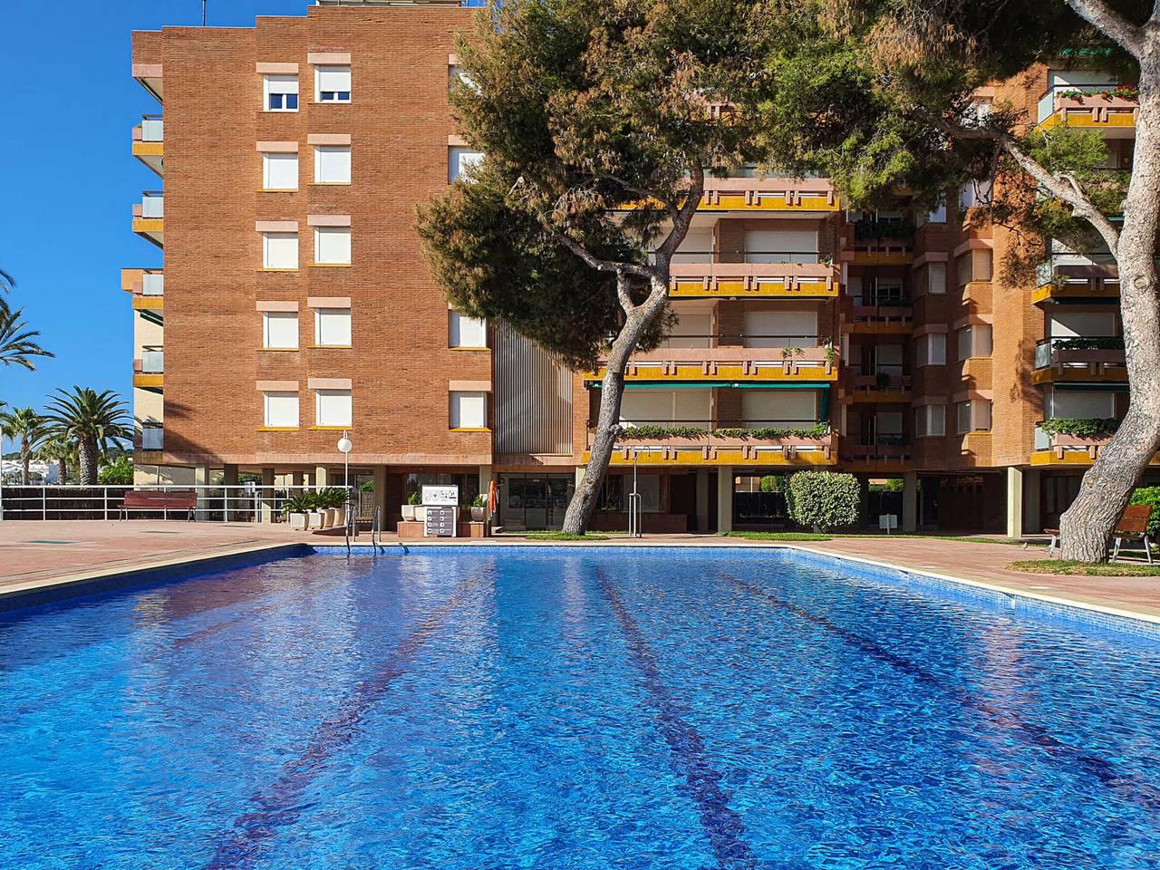 Entire apartment, Seaside Apartment with 4 Pools and Private Parking in Torredembarra, Costa Dorada
