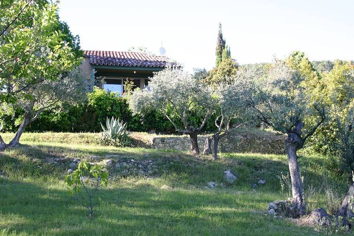 Location de vacances pour 5 personnes, avec piscine ainsi que jardin et terrasse à Châteaudouble