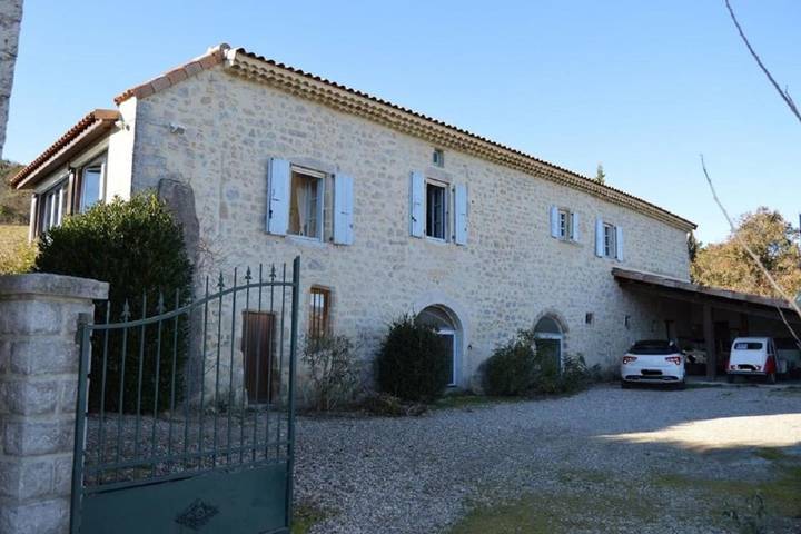 Location de vacances pour 10 personnes, avec piscine ainsi que jardin et vue, animaux acceptés à Villeneuve-de-Berg - 2