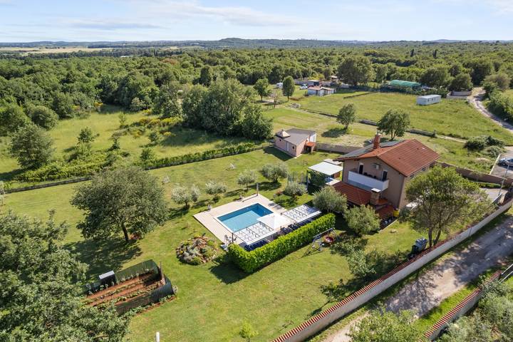 Location de vacances pour 10 personnes, avec jardin ainsi que piscine et balcon à Loborika