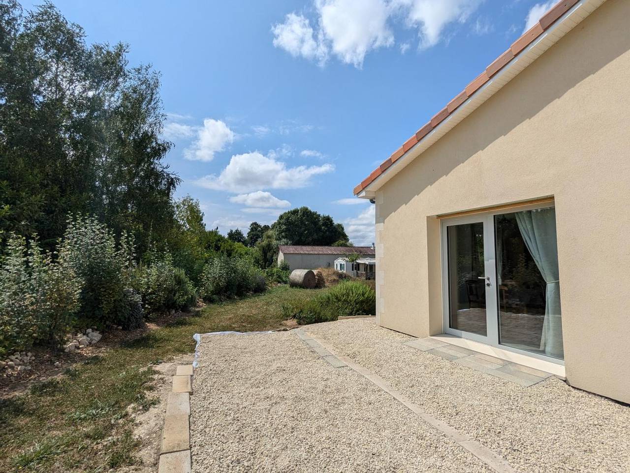 Ganzes Studio, Modernes Studio mit Terrasse, Parkplatz und Wifi in Baignes-Sainte-Radegonde, Charente