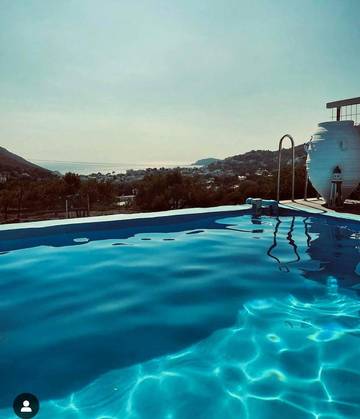 Gîte pour 4 personnes, avec piscine ainsi que vue et jardin, animaux acceptés dans Panormos