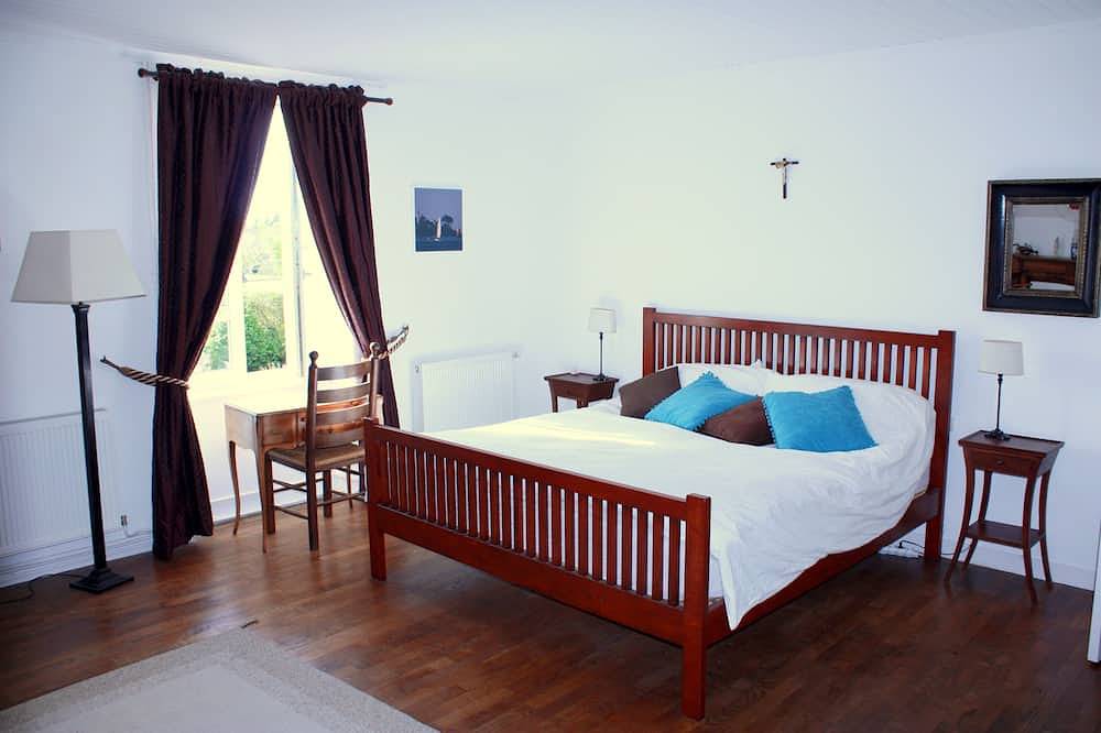 Family holidays near the seaside, in a comfortable farmhouse with swimming pool in Concarneau, Côte de Cornouaille