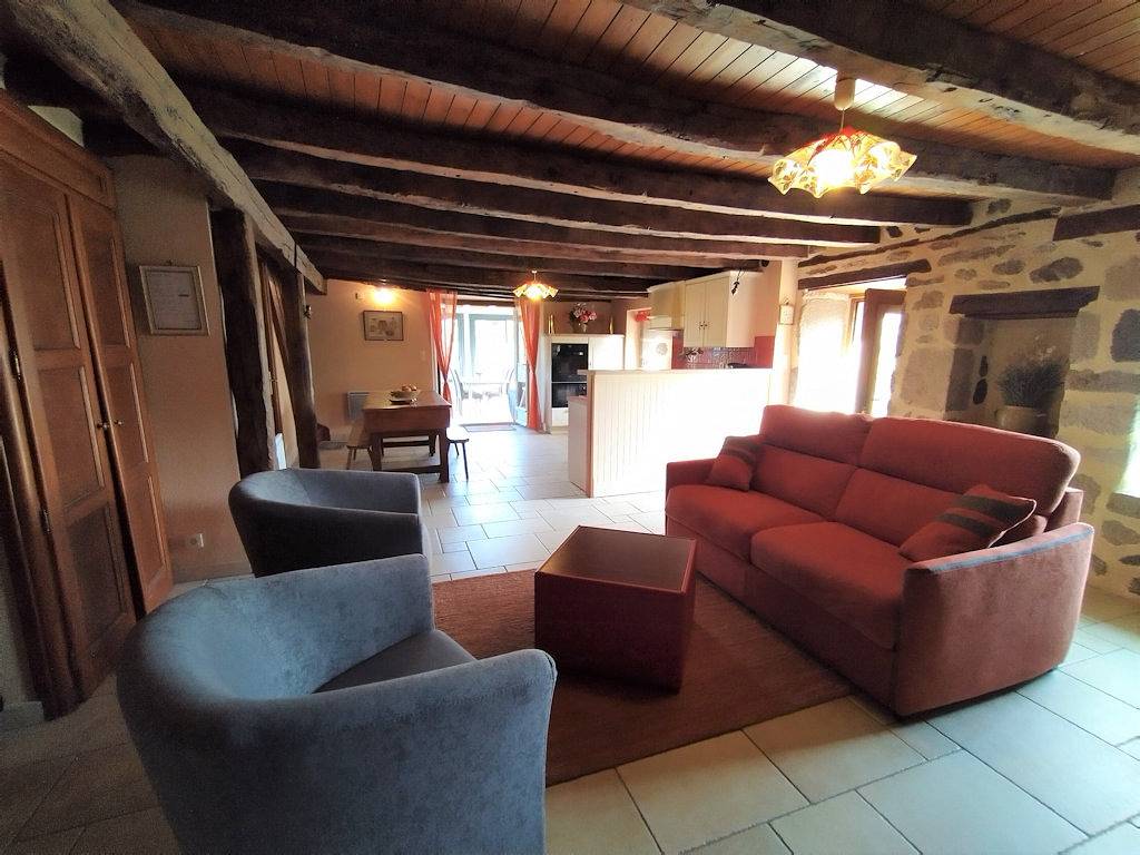 Gîte (4/6 personnes) vue sur la vallée dans le parc des volcans in Jou-sous-Monjou, Région d'Aurillac