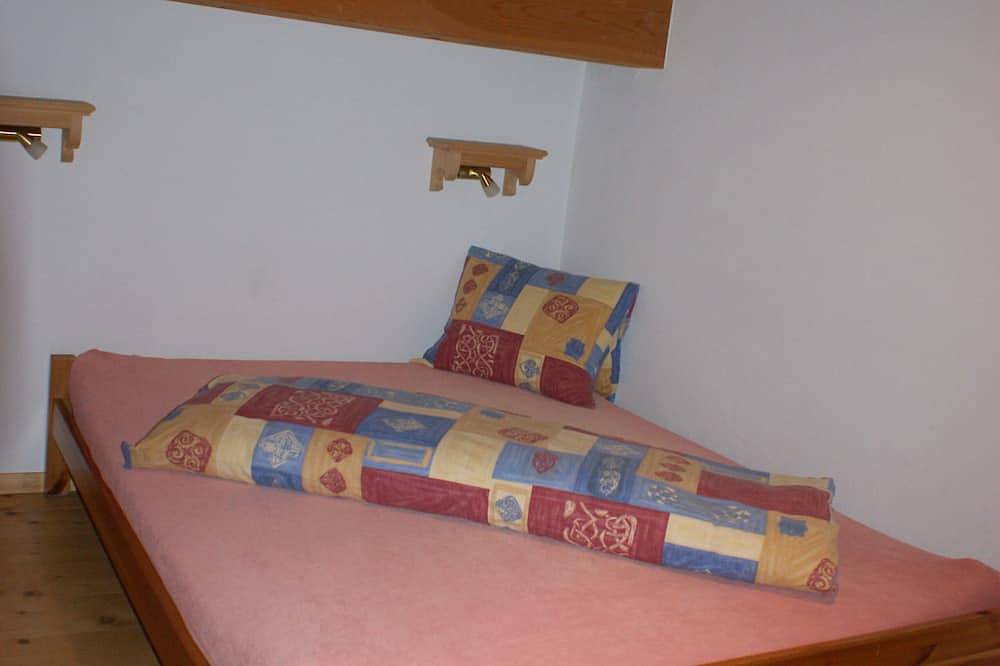 Ganze Wohnung, Gemütliche 4 1/2 Zimmer-Maisonettewohnung mit Arvenstube mit Sicht in die Berge in Klosters-Serneus, Plessur Alpen