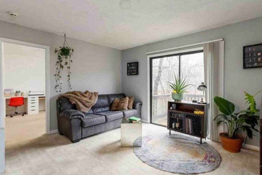 Contemporary & Cheerful Great choice for families in Greensboro, Guilford County