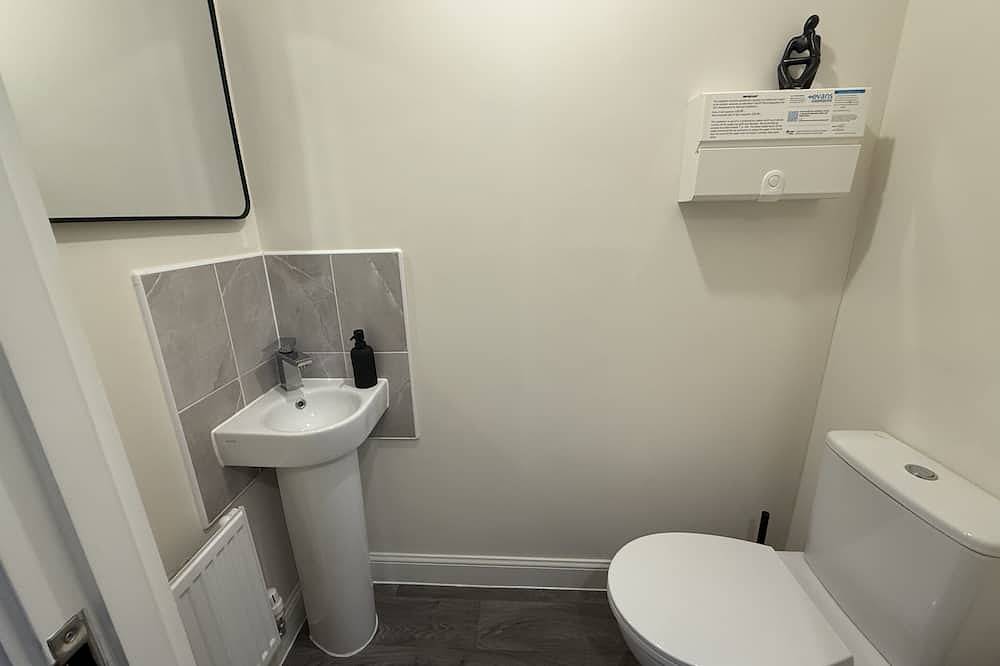 Modern 2-Bed House with Evcharger- Hosted by Hutch in Warwick, Warwickshire