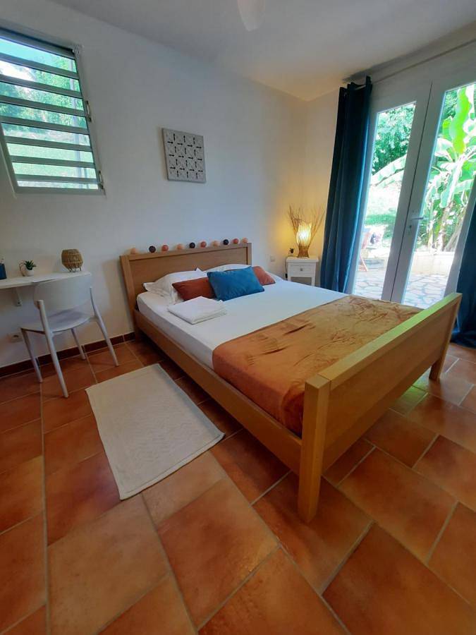Chambre d’hôte pour 2 personnes, avec terrasse et jardin ainsi que piscine et vue dans Le Marin - 4
