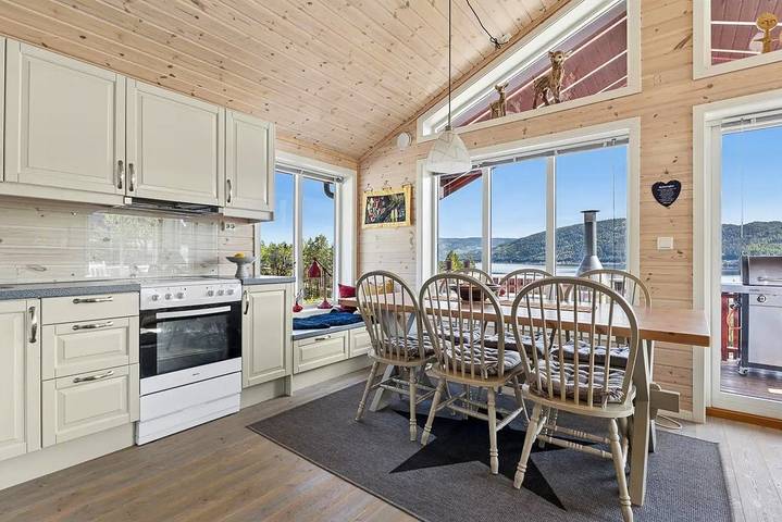 Hütte mit zwei Wohnzimmern und Strandzugang bei Nisser in Nissedal