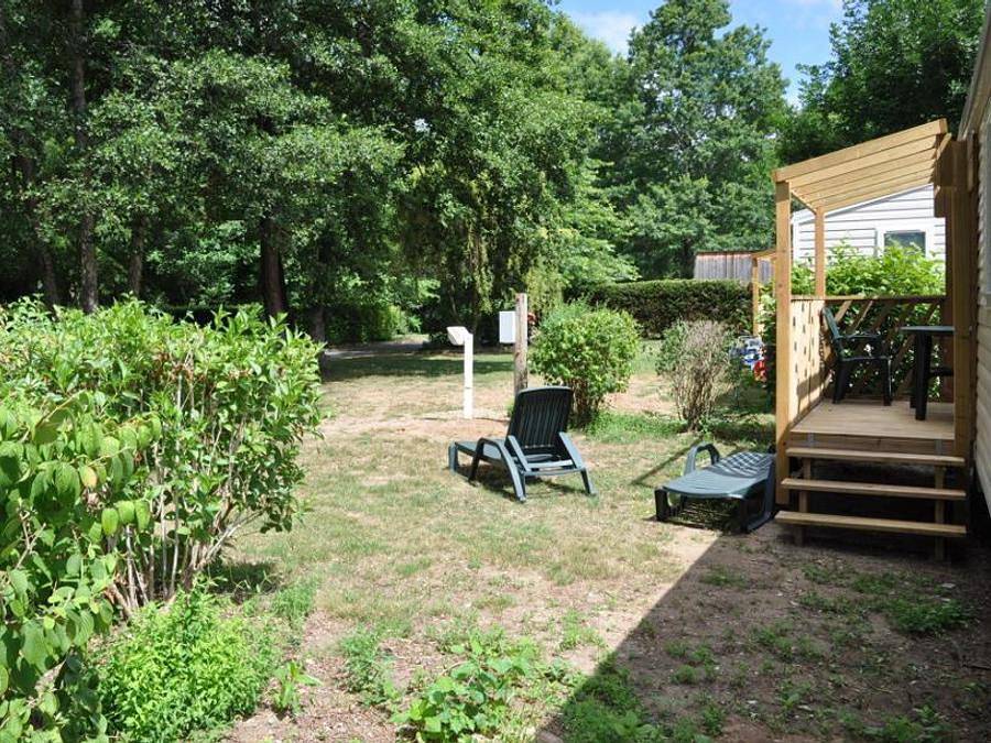 Flower Camping Les Berges de la Dordogne - Mobilheim 4 personen - Mobilheim Confort 25m² Loggia - 2 Zimmer + Überdachte Terrasse 4 Pers. in Trémolat, Périgord Pourpre
