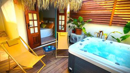 Gîte pour 2 personnes, avec piscine ainsi que jacuzzi et jardin à Le Lamentin