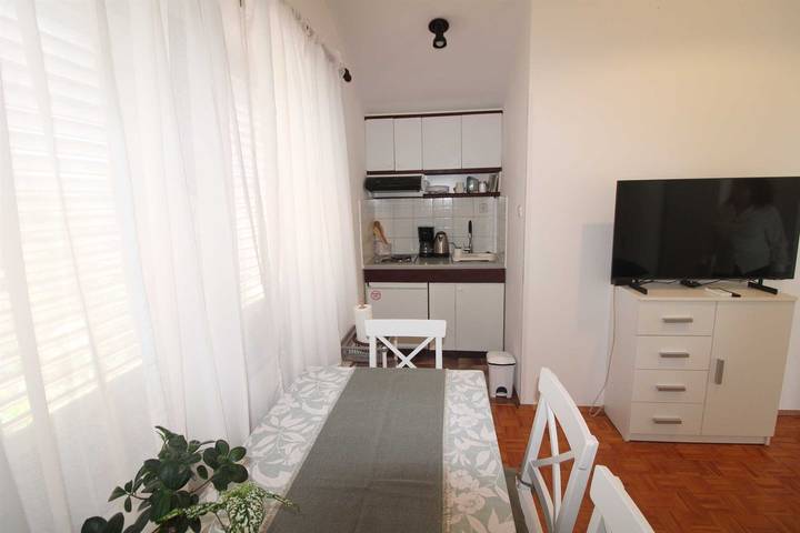 Ganze Wohnung, Gemütliches 1-Zimmer-Apartment mit Parkplatz in Premantura, Südküste Istrien