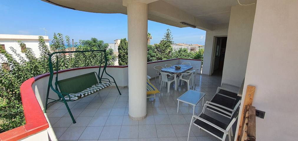 Ganze Wohnung, Ferienwohnung 'Veranda Sul Beach Di Alcamo Marina' mit Meerblick, Wi-Fi und Klimaanlage in Alcamo Marina, Alcamo