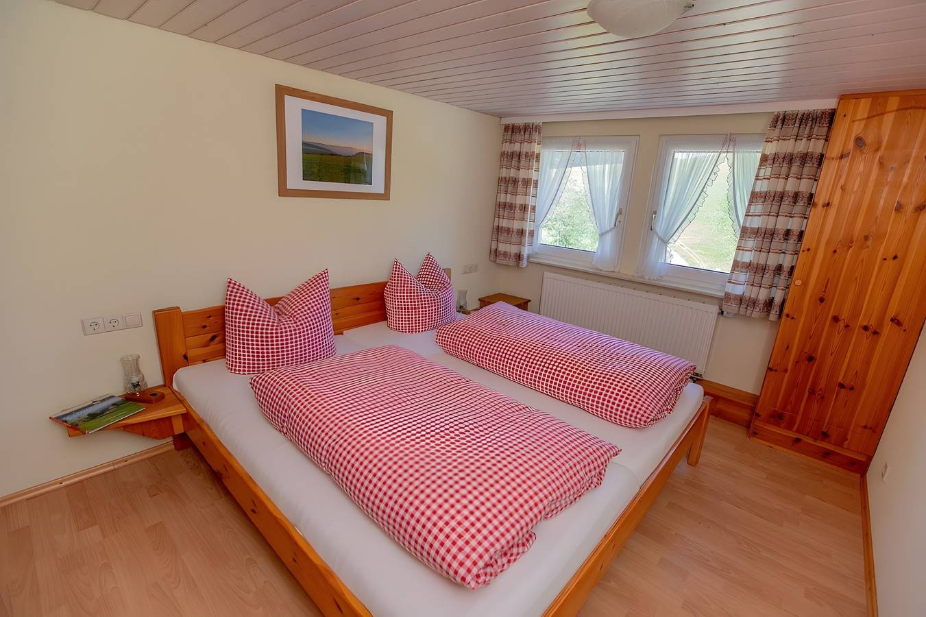Ganze Wohnung, Gästehaus Josenmühle - Ferienwohnung Kamille,Tal und Bergblick, Balkon, Mitten im Grünen in Titisee-Neustadt, Südschwarzwald