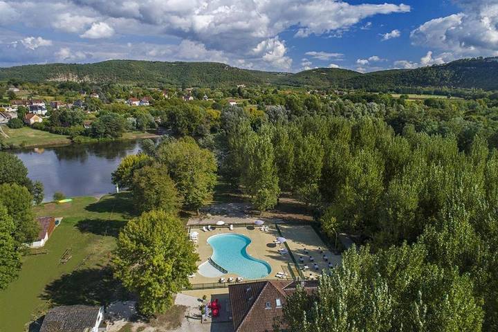 Location de vacances pour 6 personnes, avec terrasse ainsi que bassin pour enfant et piscine, animaux acceptés à Saint-Sozy