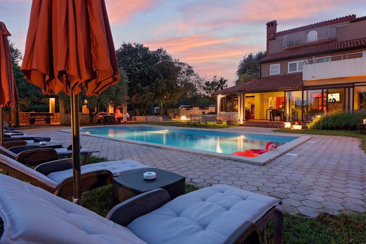 Guesthouse ''Barboska'' - big outdoor swimming pool & private tennis court in Barbariga, Côte Sud d'Istrie