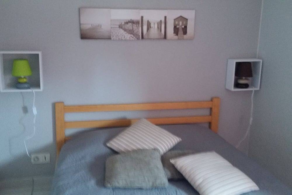 Ganze Wohnung, 2-Zimmer-Wohnung mit Terrasse und Garten 100m von den Ozeanstrand Fesseln in Carcans Plage, Carcans