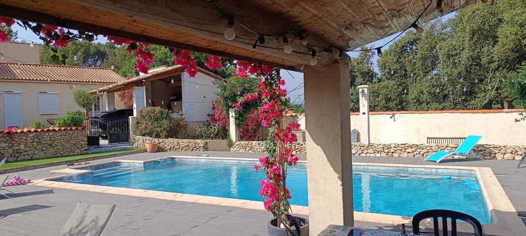 Location de vacances pour 4 personnes, avec piscine et bassin pour enfant ainsi que vue et jardin à La Bastidonne