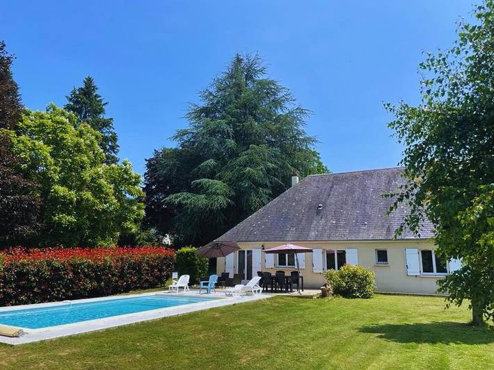 Location de vacances pour 8 personnes, avec piscine ainsi que vue et jardin à Argentat - 2