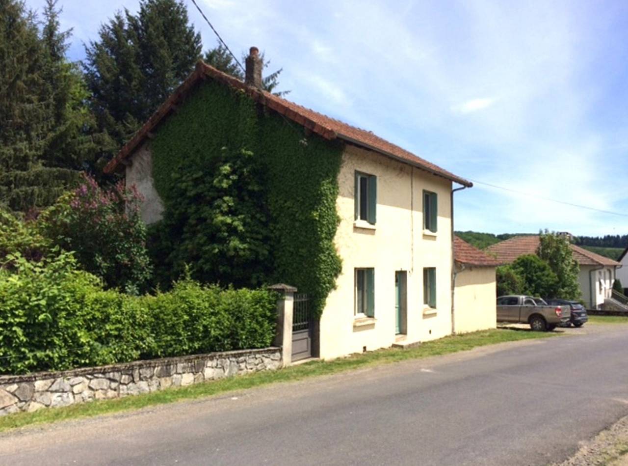 Gite avec piscine chauffée dans village in Le Rouget, Région d'Aurillac