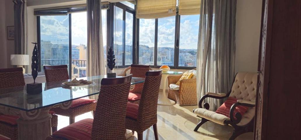 Vakantieappartement voor 6 personen, with uitzicht op het meer and zwembad as well as balkon and uitzicht in Sliema