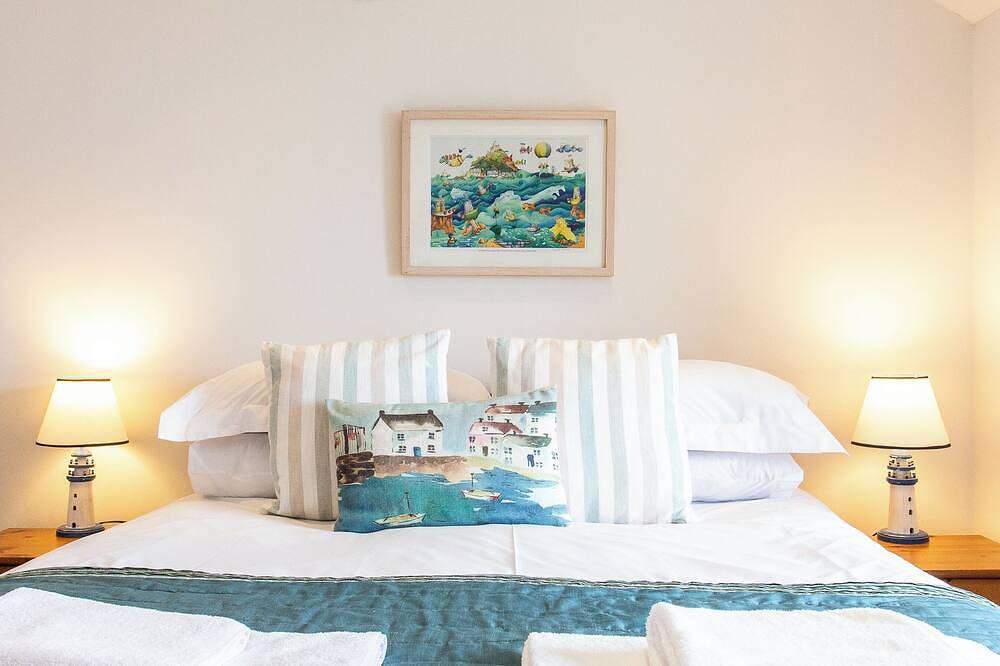 Perfectly located to enjoy breathtaking sea views of Porthleven beach  & harbour in Porthleven, Cornwall
