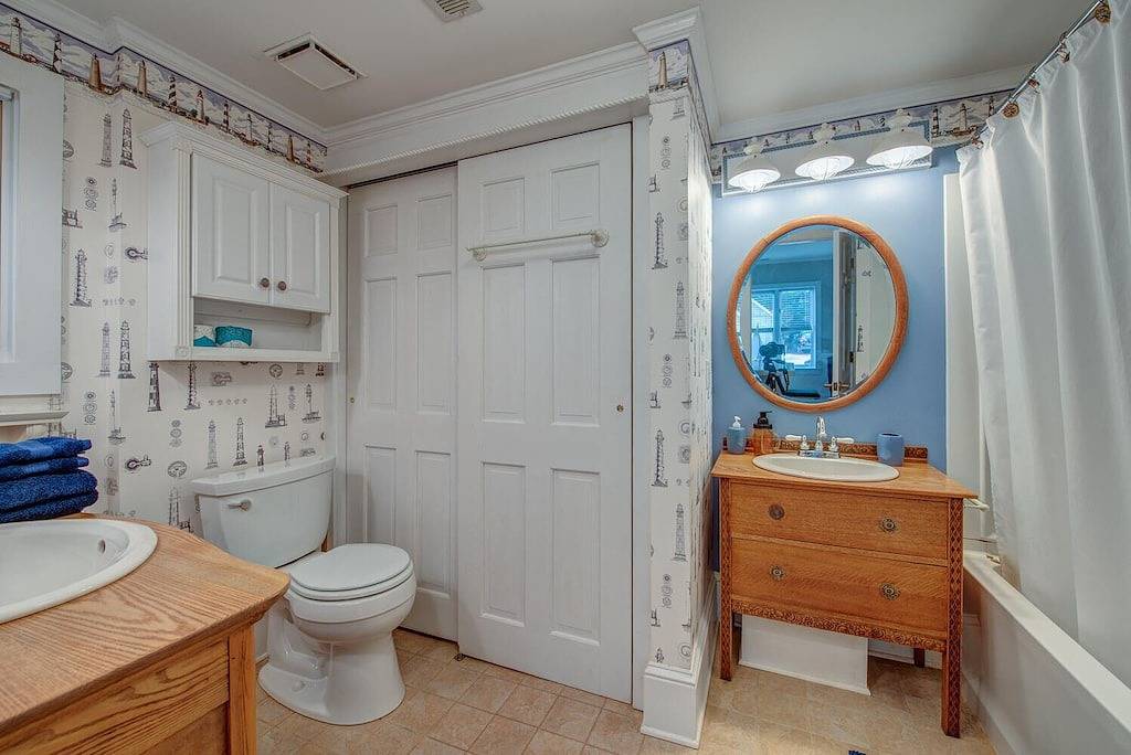 The Regatta-Waterfront Gem with Breathtaking Views & Guest House in Gaston County