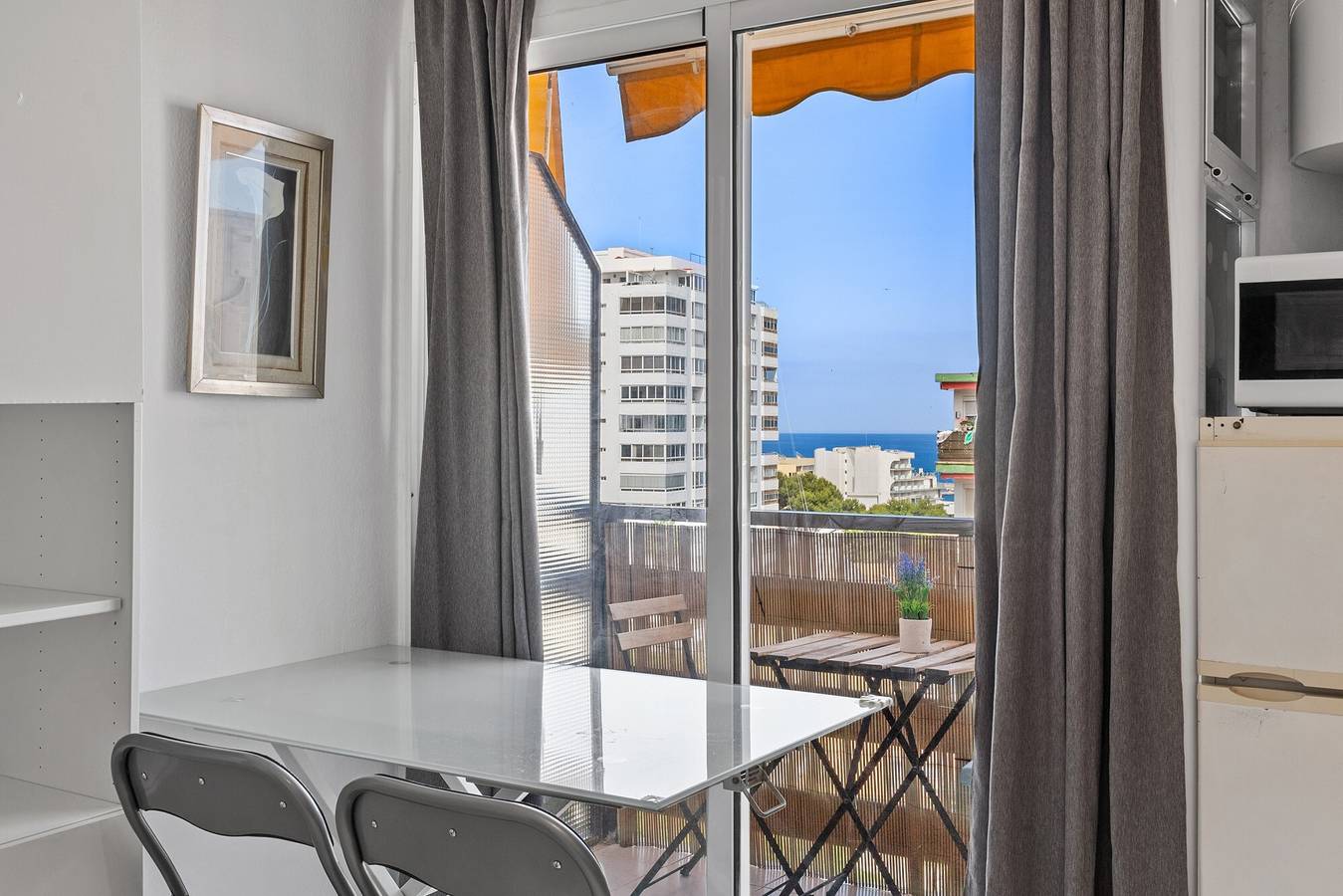 Entire studio, 'Las Naciones' Studio with Sea Views, Wi-Fi, and Air Conditioning in Benalmádena Costa, Benalmádena
