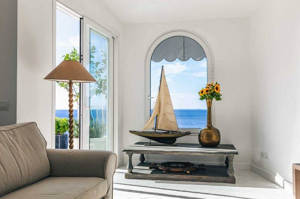 Amore Rentals - Villa dei Sogni with Private Swimming Pool, Sea View, Parking and Air Conditioning in Massa Lubrense, Naples Province