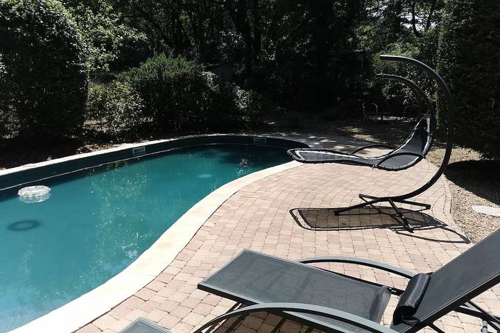 Location de vacances pour 7 personnes, avec piscine ainsi que jardin et balcon à Saint-Étienne-de-Gourgas