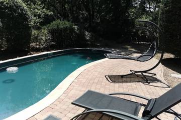 Location de vacances pour 7 personnes, avec piscine ainsi que balcon et jardin à Saint-Étienne-de-Gourgas