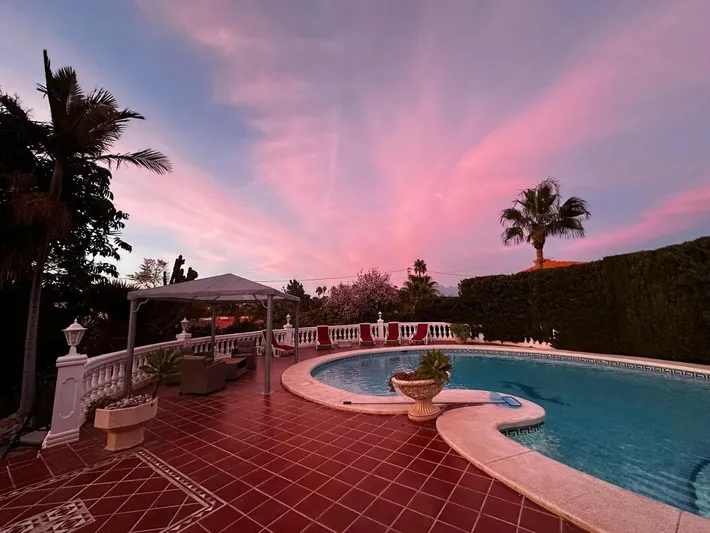 Villa für 8 Personen, mit Pool und Ausblick sowie Balkon - 1