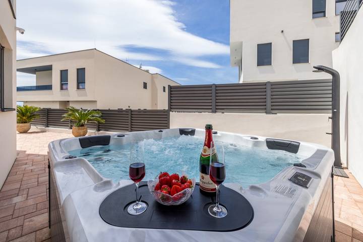 Ferienhaus für 10 Personen, mit Pool und Balkon/Terrasse sowie Sauna in Vodice