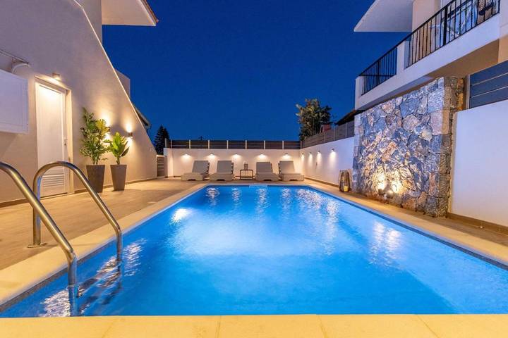 Ferienhaus für 9 Personen, mit Balkon und Terrasse sowie Garten und Pool