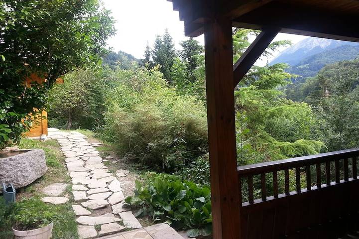 Chalet pour 8 personnes, avec jardin ainsi que jacuzzi et balcon