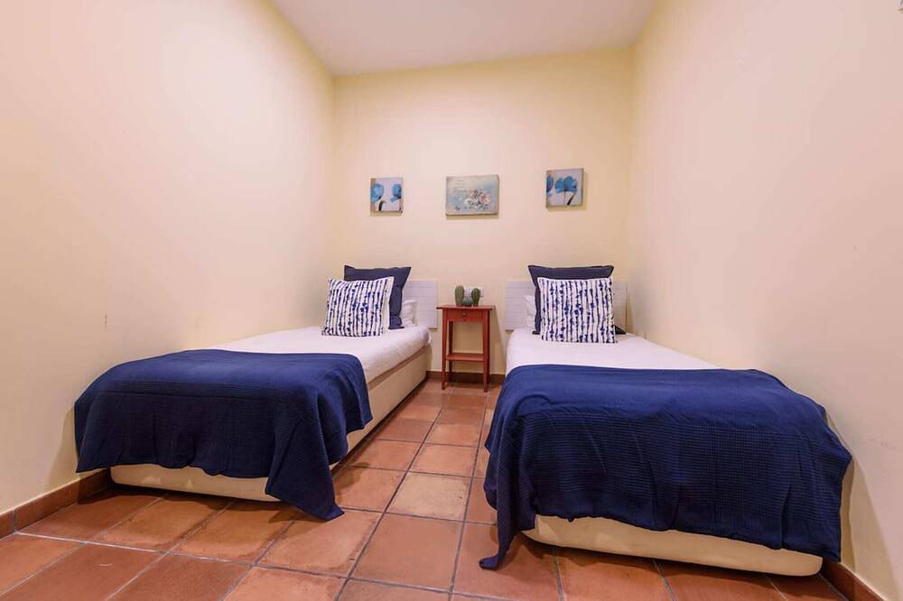 Entire apartment, Creu - Ramblas Rentals Chic & Spacious Flat |Pool Table| 15m Ramblas in Barcelona Centre, Barcelona