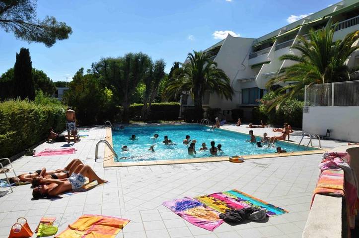Gîte pour 4 personnes, avec piscine ainsi que terrasse et vue, animaux acceptés dans Port Gregau
